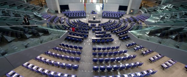 Deutsche Welle: Νομικά μη αναγκαία εμπλοκή της βουλής στην αποχώρηση του ΔΝΤ