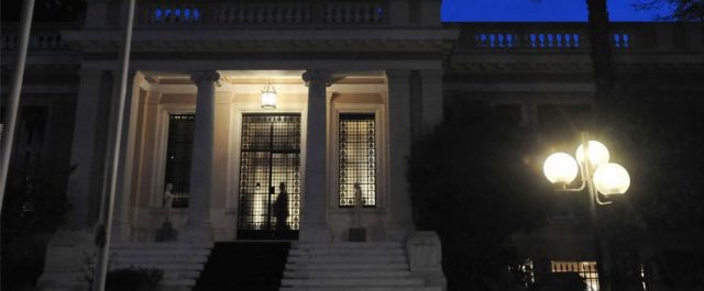 “Πόλεμος” Μαξίμου- Ν.Δ εν μέσω φημών για δημοψήφισμα και δήμευση αποθεματικών