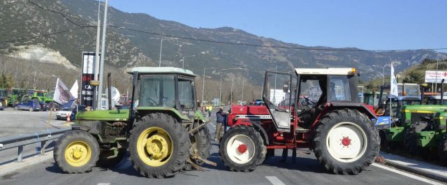 Κλειστός από αγρότες ο κόμβος προς το αεροδρόμιο Μακεδονία