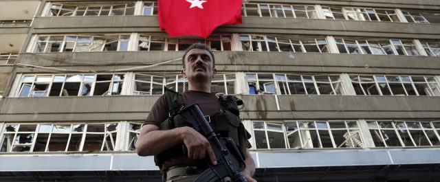 DW: Φιμώνουν τον τύπο στην Τουρκία πριν το δημοψήφισμα