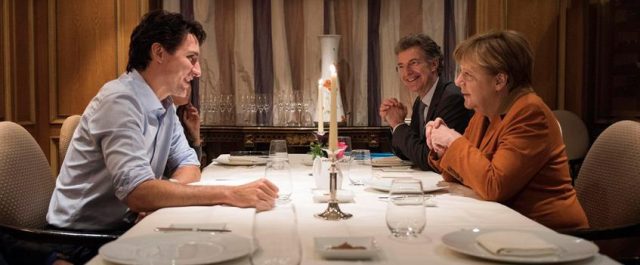 Και η Μέρκελ (μετά την Ιβάνκα) αιχμαλωτίστηκε στη γοητεία του Τριντό – Δείπνο υπό το φως των κεριών [εικόνες]