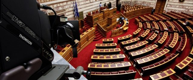 Στην ολομέλεια η σύγκρουση για τα δάνεια σε κόμματα και ΜΜΕ