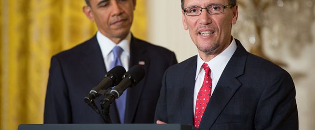 Έμπιστος του Ομπάμα και Λατίνος ο επικεφαλής των Δημοκρατικών κατά του Τραμπ