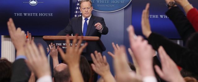 Ο Τραμπ πέταξε εκτός Λ. Οίκου CNN, N.Y Times, Politico- Μαίνεται ο πόλεμος με τα media