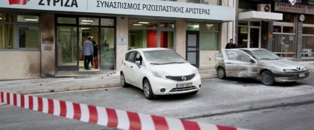 Επίθεση με μολότοφ στα γραφεία του ΣΥΡΙΖΑ- Τραυματίστηκαν δύο αστυνομικοί