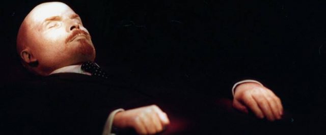 Αλλάζουν κοστούμι στον…Λένιν