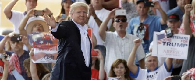 Ο Τραμπ άρχισε ανοικτές συγκεντρώσεις και επιτίθεται στα ΜΜΕ