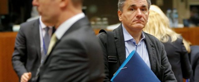 Συζητά η κυβέρνηση μείωση αφορολόγητου και συντάξεων για να κλείσει η αξιολόγηση;