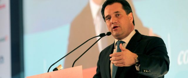 Ο Άδωνις σταματά τις τηλεπωλήσεις μετά το θόρυβο για τα “νανογιλέκα”