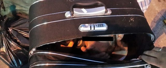 Τον 23χρονο γιό της μετέφερε σε βαλίτσα μια πρόσφυγας από τη Συρία