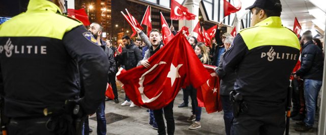 Θρίλερ με τον Τσαβούσογλου- Πως οι Ολλανδοί απαγόρευσαν την προσγείωση του αεροπλάνου του