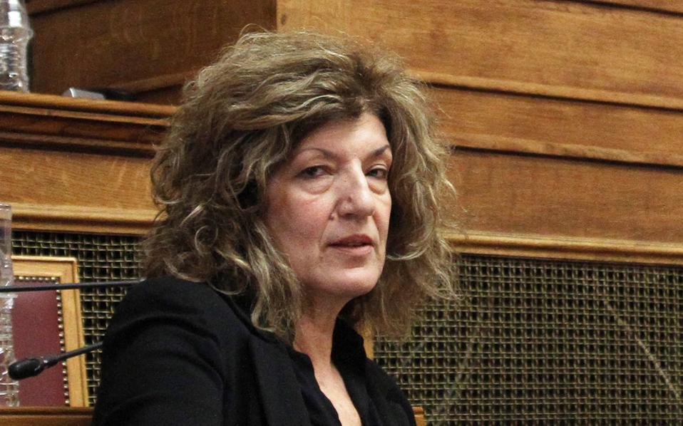 Facebook: Η Αναγνωστοπούλου απαντά στον Ντάισελμπλουμ υπογράφοντας ως “π…..α του Νότου”