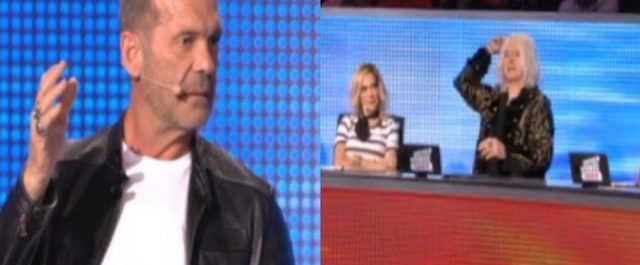 Νίκος Καρβέλας: Η χυδαία εκδοχή της τσίχλας και της τσιχλόφουσκας