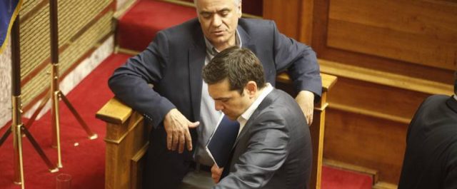 Επιμένει ο Σκουρλέτης: “Παιχνίδι με σημαδεμένη τράπουλα” η πώληση μονάδων της ΔΕΗ