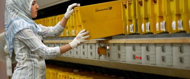 Δικαστήριο ΕΕ: Οι επιχειρήσεις μπορούν να απαγορεύσουν σε εργαζόμενους να φορούν μαντήλα