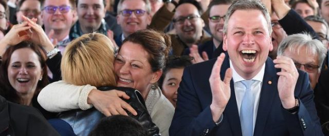 “Πολύ σκληρή για να πεθάνει” η Μέρκελ μετά τη νίκη στο Ζάαρλαντ