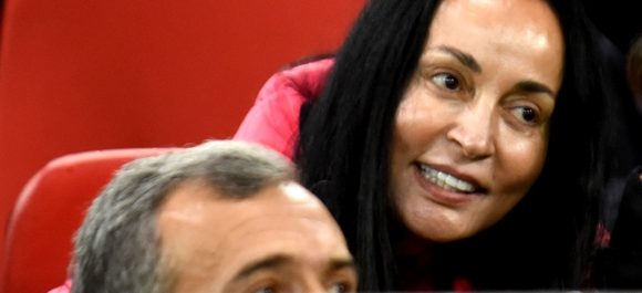 Χαμογελαστή και ευδιάθετη η Βίκυ Σταμάτη εθεάθη στο γήπεδο Γεώργιος Καραϊσκάκης[εικόνες]