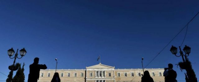 Το Bloomberg “βλέπει” σενάρια κινδύνου τύπου…2015