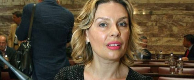 Νέα διαφοροποίηση: Η Παπακώστα ζητεί να ψηφίσει η Ν.Δ τα κοινωνικά μέτρα