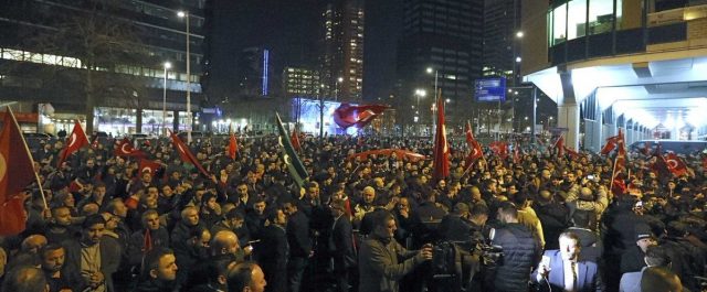 Κλιμακώνεται με διαδηλώσεις ο “πόλεμος” Τουρκίας- Ολλανδίας [εικόνες]
