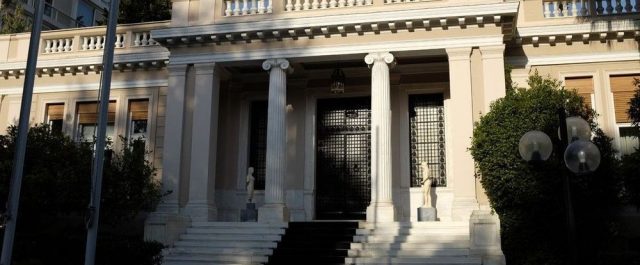 Ερωτήματα Μαξίμου σε Μητσοτάκη και Γεωργιάδη για “δώρο” 65 εκατ. σε Novartis