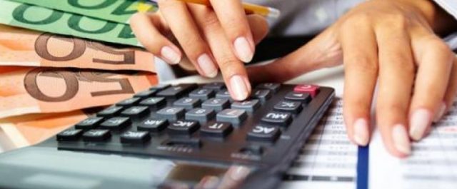 Ποιοι και πόσα θα χάσουν από τη μείωση του αφορολόγητου [παραδείγματα]