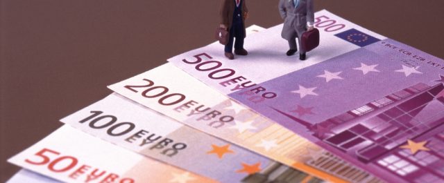 Moody’s: Καμπανάκι για αξιολόγηση και μείωση καταθέσεων