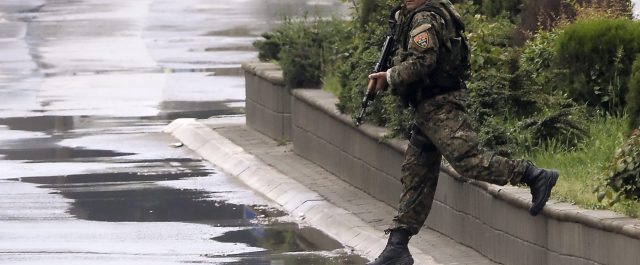 Το πολιτικό χάος στα Σκόπια απειλή για τα Βαλκάνια