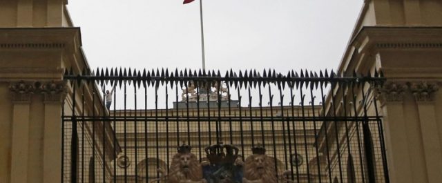 Διαδηλωτές κατέβασαν την Ολλανδική σημαία από το προξενείο της Κωνσταντινούπολης και έβαλαν…τουρκική