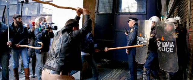 Μάχες σώμα με σώμα ΜΑΤ- αγροτών με …μαγκουριές και αστυνομική βία [εικόνες]
