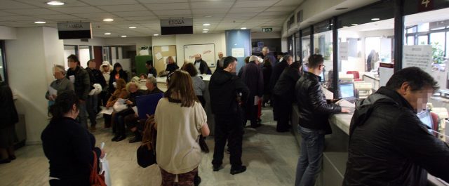 ΕΦΚΑ: Η γραφειοκρατία μπλοκάρει 150.000 εκκρεμείς συντάξεις