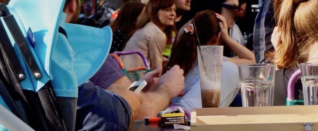 Από τις Βρυξέλλες στο Κουκάκι η Έφη Αχτσιόγλου- Καφές και ουζάκι με φίλους [εικόνες]
