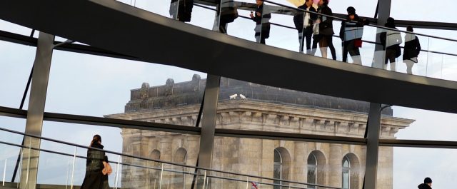 Spiegel: Η Γερμανία ανοικτή σε ελάφρυνση του ελληνικού χρέους πριν το 2018