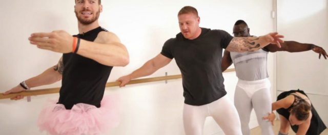 Οι bodybuilders χορεύουν μπαλέτο