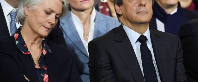 Η Πενέλοπε Φιγιόν προτρέπει τον σύζυγό της να συνεχίσει στην κούρσα των προεδρικών
