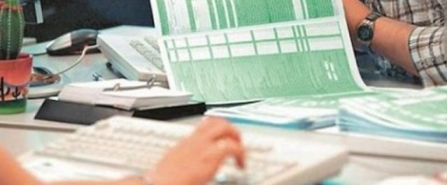 Στις 5.700 πέφτει το αφορολόγητο, παζάρια για την έκπτωση φόρου