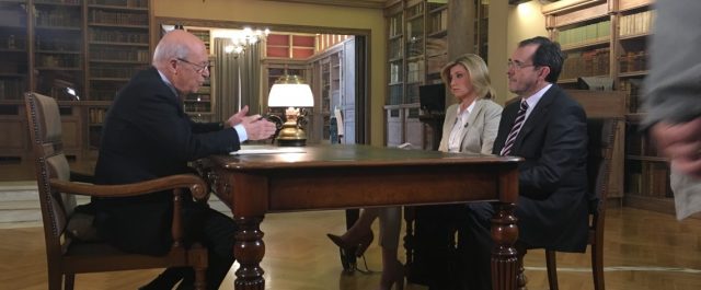 “Εμφάνιση” Σημίτη με αίτημα για εκλογές και κριτική σε επίθεση σε Τσίπρα