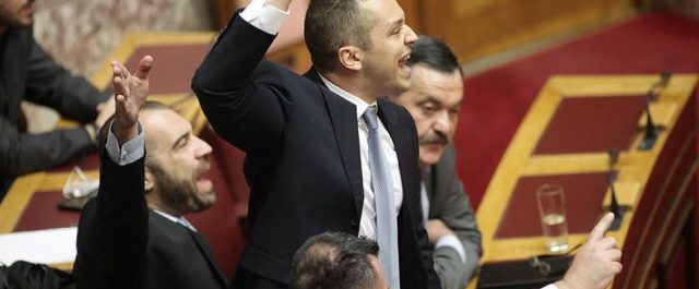 Ο Κασιδιάρης όρμησε στα υπουργικά έδρανα με ύβρεις κατά Παπανάτσιου