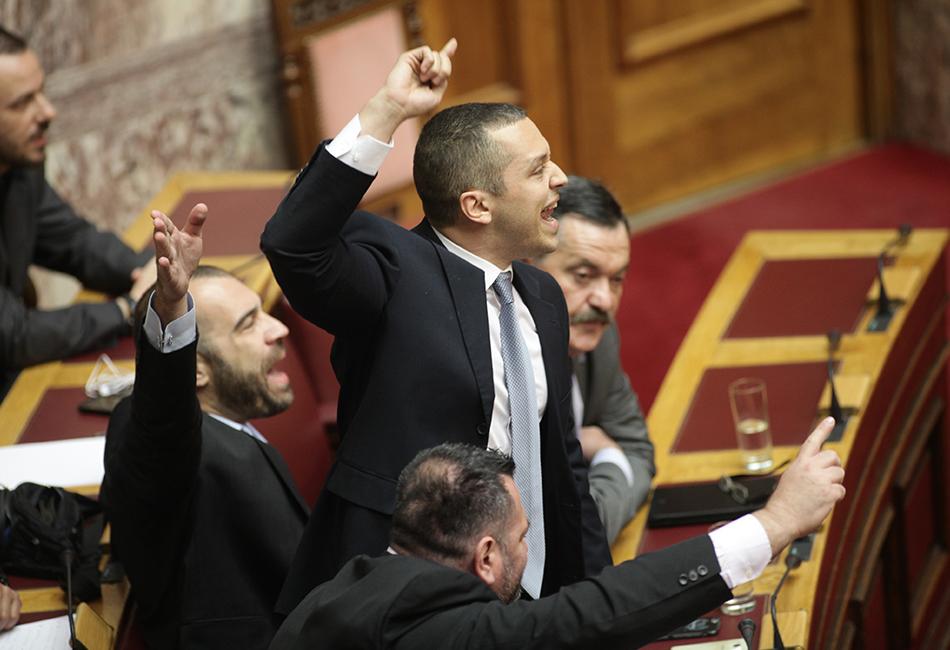 Ο Κασιδιάρης όρμησε στα υπουργικά έδρανα με ύβρεις κατά Παπανάτσιου