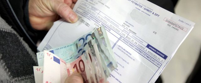 Καταγγελίες ότι η ΔΕΗ άρχισε το κυνηγητό οφειλετών