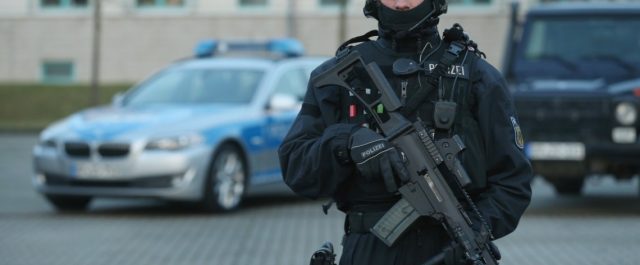 Ο Άδωνις Γεωργιάδης εμφανίζεται ως αποστολέας στο φάκελο με εκρηκτικά προς τον Σόιμπλε