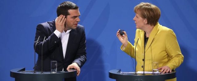 Επαφή Τσίπρα με Μέρκελ για πολιτική απεμπλοκή από το τελεσίγραφο Βελκουλέσκου