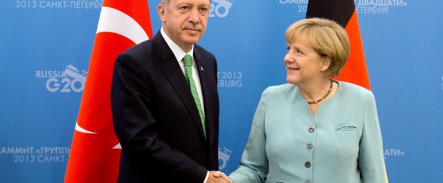Γιατί η Μέρκελ μένει…ψύχραιμη ενώ ο Ερντογάν την κατηγορεί για στήριξη τρομοκρατών