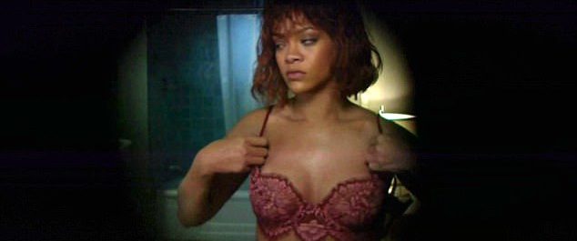 Η Rihanna στο μπάνιο σε στυλ “Ψυχώ” στο Bates Motel [εικόνες]