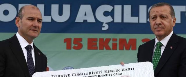 Τούρκος υπουργός απειλεί την ΕΕ: Μπορούμε να σας στέλνουμε 15.000 πρόσφυγες κάθε μήνα