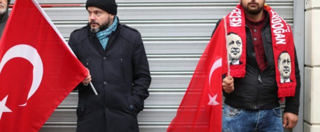 Η Άγκυρα απειλεί με το προσφυγικό αλλά…ικετεύει για τις Ολλανδικές επενδύσεις