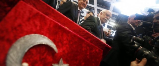 Απειλεί με το προσφυγικό την Ευρώπη η Τουρκία- Ο Τσαβούσογλου στην Ολλανδία παρά την απαγόρευση