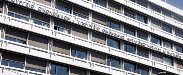 Εκτίθεται το ΥΠΟΙΚ για τη μείωση στην εισφορά αλληλεγγύης βουλευτών- Πόσα γλυτώνουν…