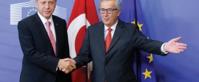 Γιουνκέρ: Δεν θα “σπάσει” τη συμφωνία για το προσφυγικό η Τουρκία