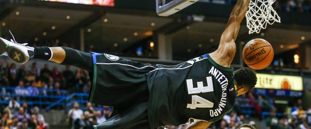 “Δια χειρός” Αντετοκούμπο οι Μπακς στα πλέϊ οφ του NBA